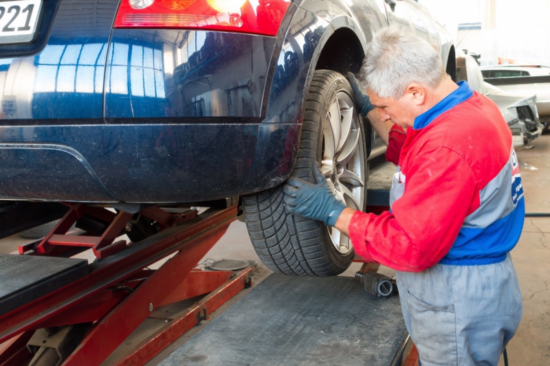 vitrine-GREOLIERES-min_auto_repair_repair_lift_auto_mechanic_work_clothes_master_professional_man_of_the_fold-685629
