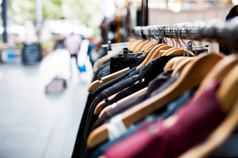 vitrine-GREOLIERES-min_blur_close_up_focus_hanger_jacket_market_people_rack-1176303