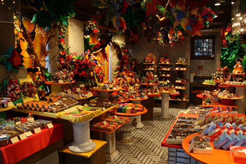 vitrine-GREOLIERES-min_candy_store_chocolate_shop_chocolate_switzerland-393515